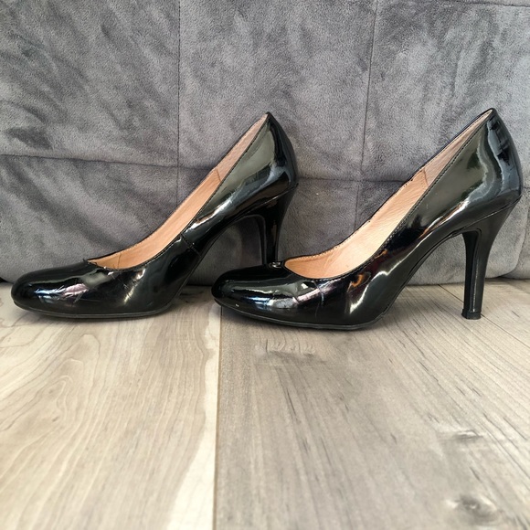 Classic black pumps! - Picture 1 of 5
